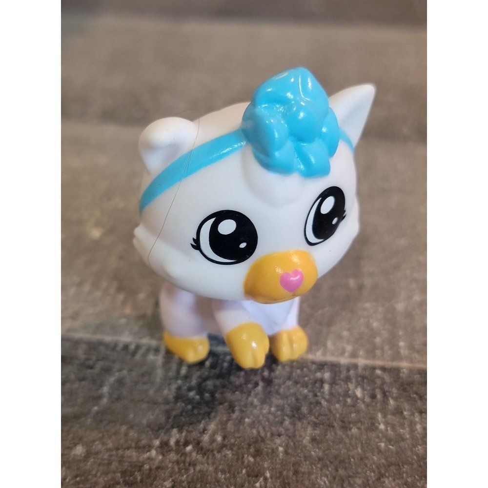 Blip LLC white cat heart Blue bow animal toy figure‎